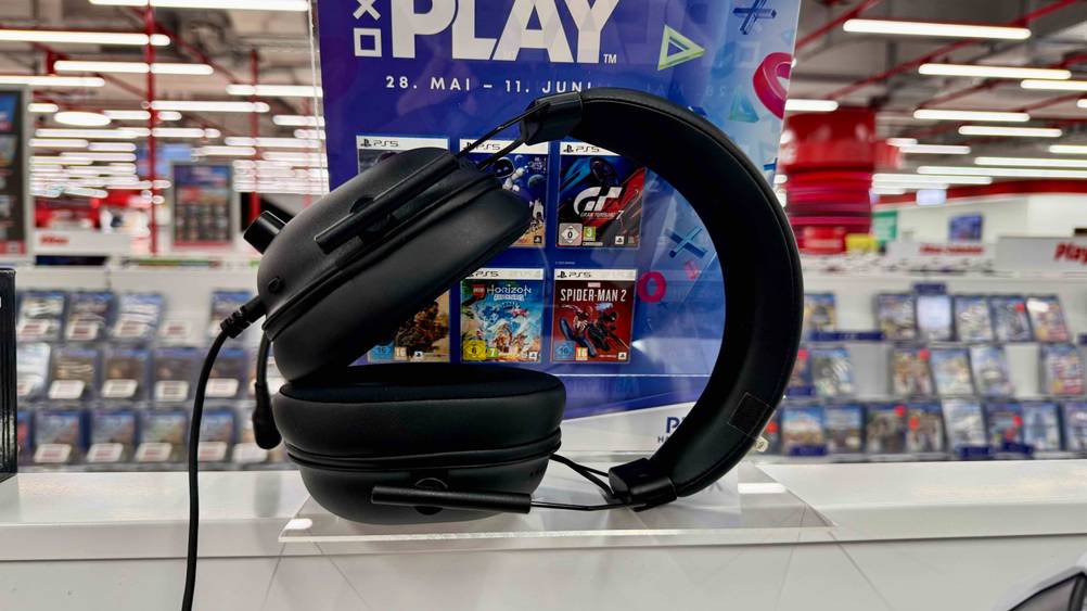Auf einer hellen Fläche liegt das Razer-Headset im Test in einem Verkaufsladen.