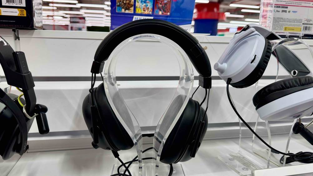 Auf einem Ständer befindet sich das getestete Razer-Headset zwischen anderen Produkten.
