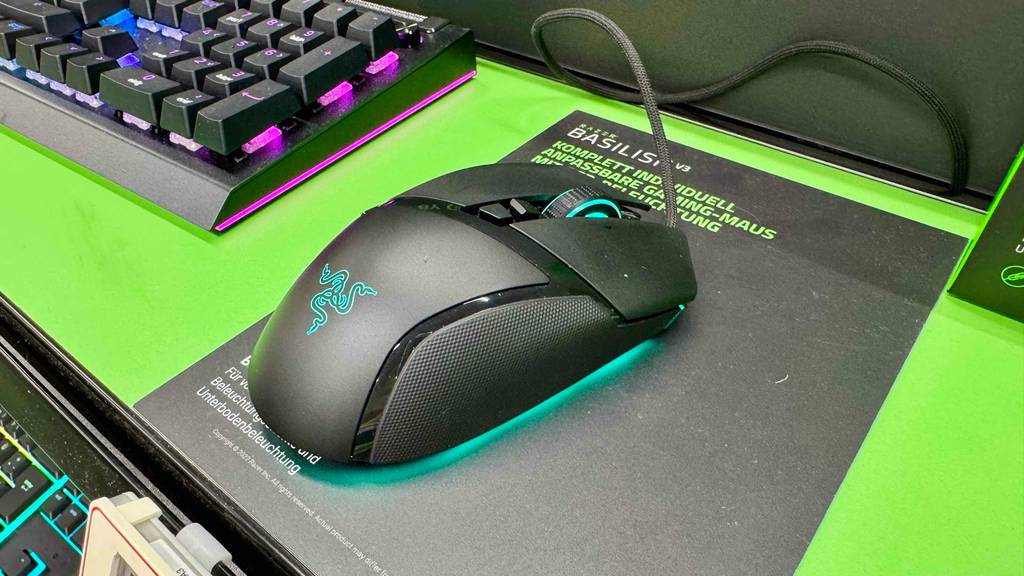 Die getestete Razer-Maus von leicht seitlich auf einer Verkaufsregal.