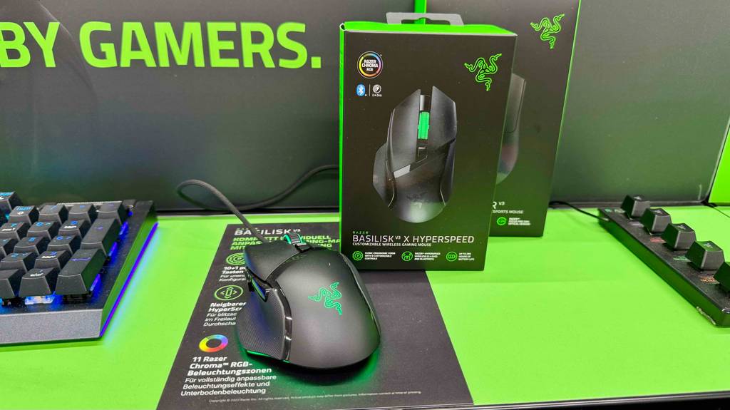 Vor der Originalverpackung auf einem grünen Regal liegt die getestete Razer-Maus.