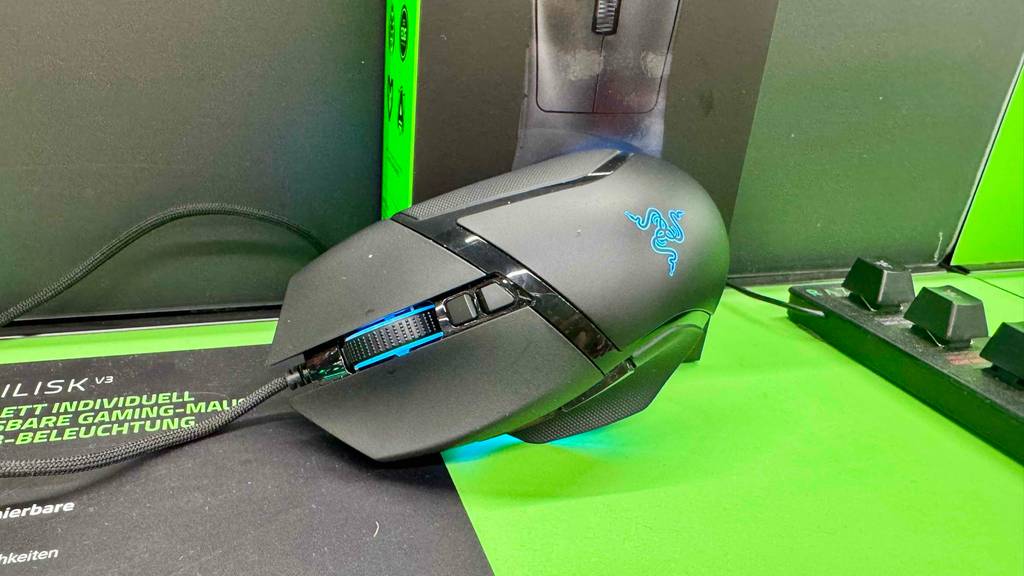Die getestete Razer-Maus lehnt an der Originalverpackung.
