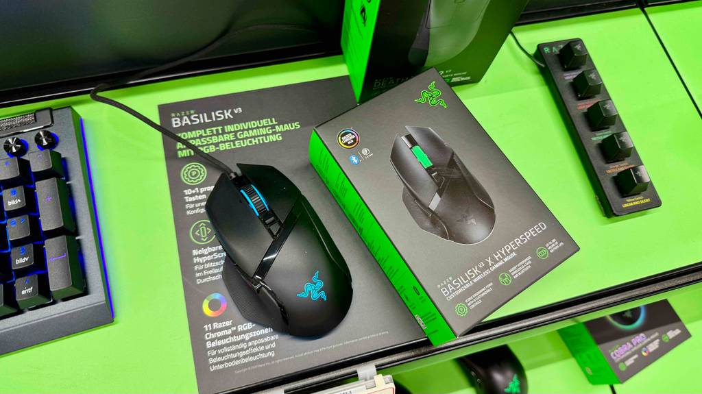 Razer-Maus im Test: die Maus liegt neben der Originalverpackung auf einer grünen Verkaufsfläche.