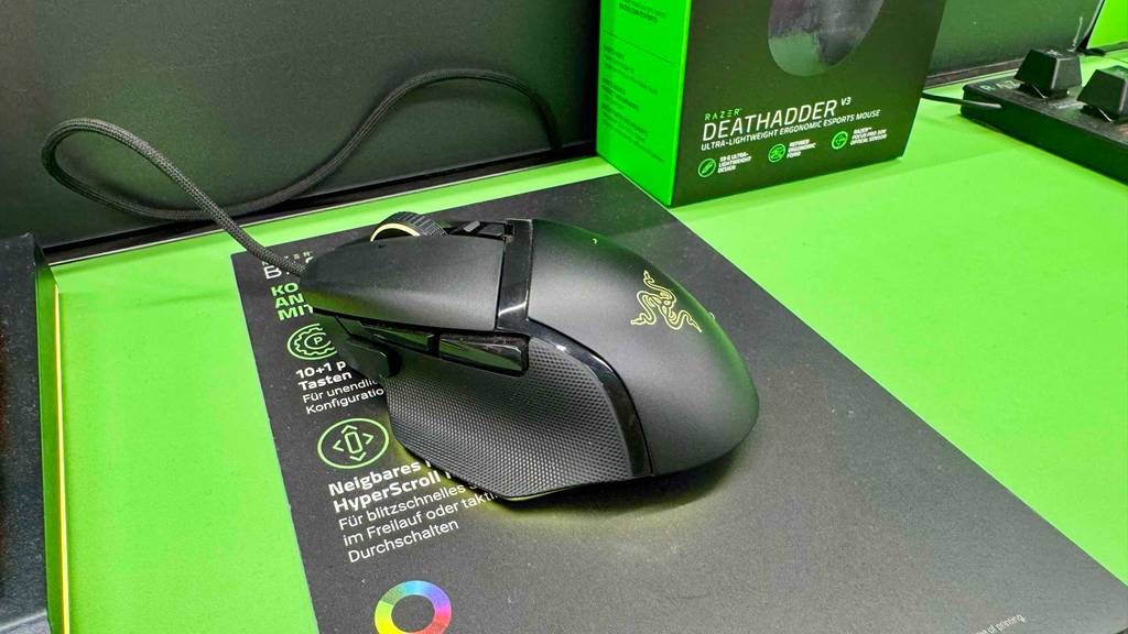Auf einer schwarz-grünen Fläche befindet sich die Razer-Maus im Test.