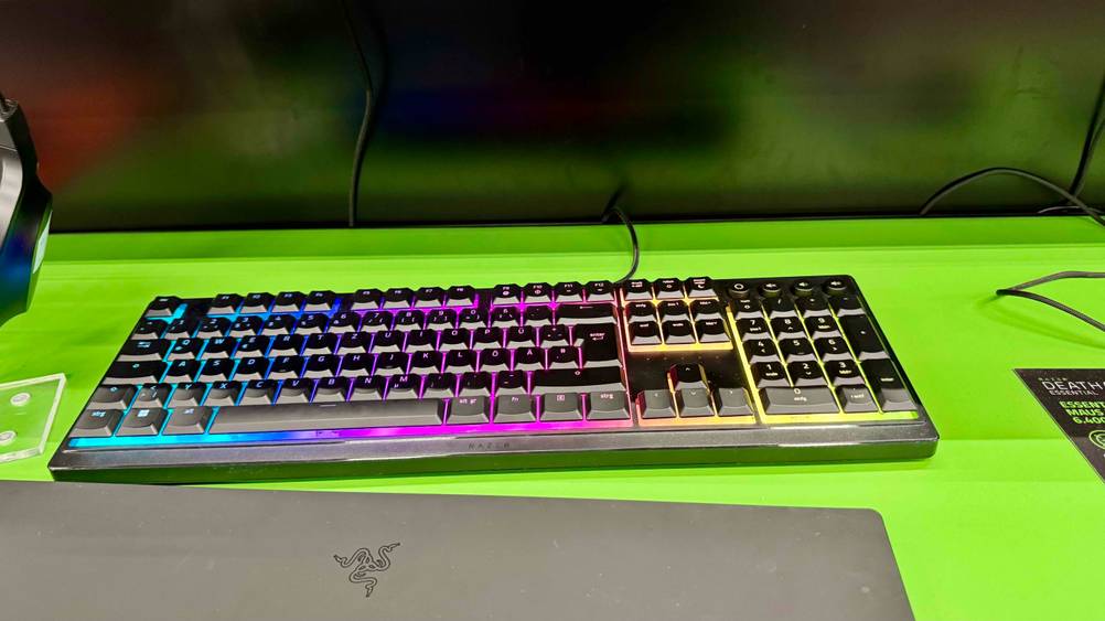 Die getestete Razer-Tastatur von vorne auf einer grünen Fläche.