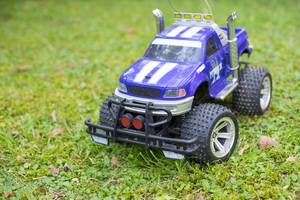 Die besten RC-Monstertrucks haben einen Elektro-Motor und einen Akku mit einer Laufzeit von 20 Minuten.