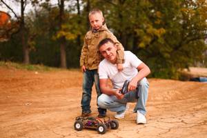Es gibt auch RC-Monstertruck Bausätze, die Erwachsene oder Kinder erst zusammenbauen müssen.