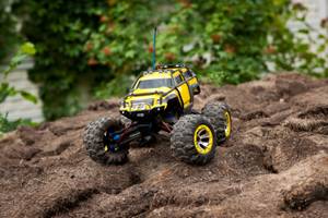 Eine Signalreichweite von 100 Metern wird in RC-Monstertruck-Tests als besonders gut bewertet.