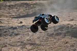 Es gibt auch geländefähige RC-Monstertrucks von Discountern wie Lidl oder Aldi.