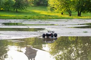 In RC-Monstertruck-Tests werden wasserdichte Modelle besonders gut bewertet.