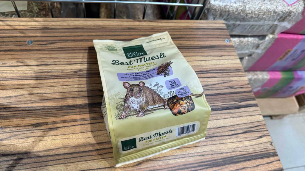 Auf der Packung von getestetem Rattenfutter stehen Informationen zum Inhalt.