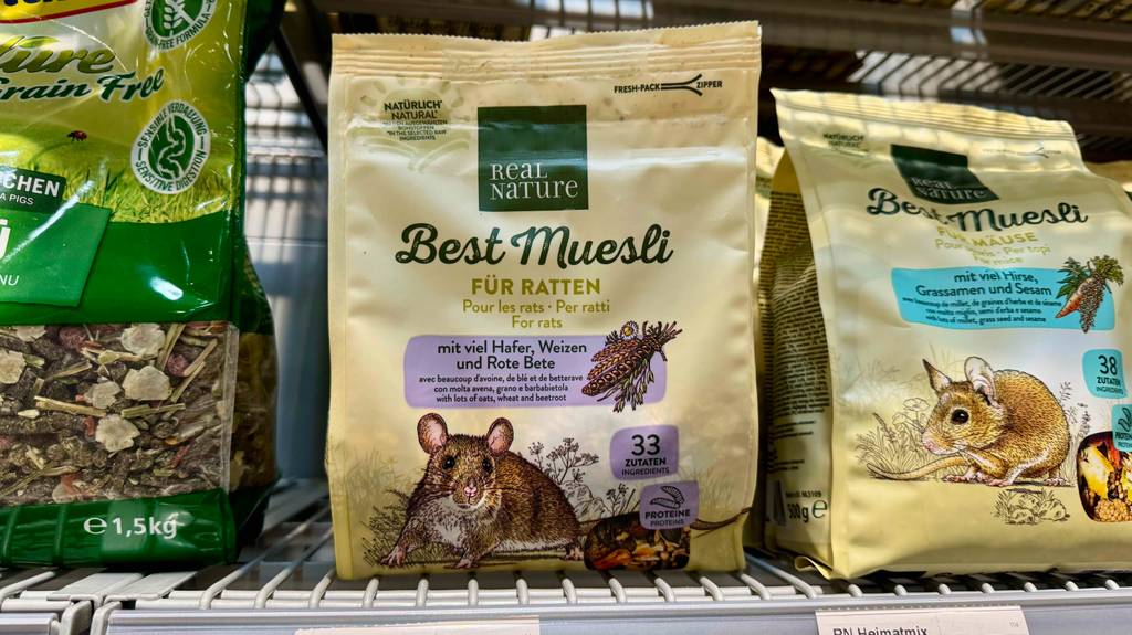 Rattenfutter im Test: Mehrere Packungen stehen hintereinander zwischen anderem Tierfutter.