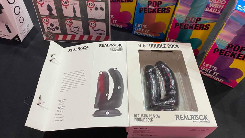 Realrock-Doppeldildo im Test: Verpackung liegt auf dunklem Untergrund.