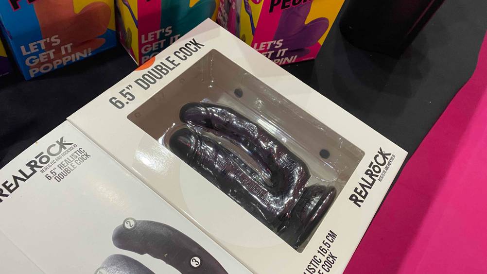Getesteter Realrock-Doppeldildo befindet sich in seiner Verpackung.