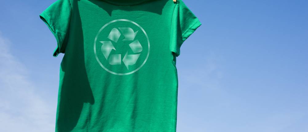 Ein T-Shirt mit Recycling-Symbol aufgedruckt