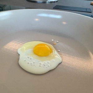 Spiegelei in Nahaufnahme in der Redchef-Pfanne