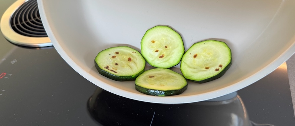 Vier Zucchinischeiben gleiten aus der Redchef-Pfanne