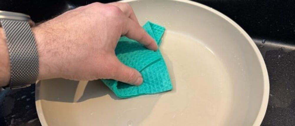 Reinigung der Redchef-Pfanne mit einem Lappen