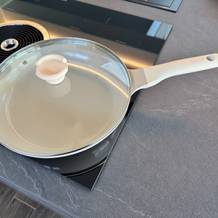 Redchef-Pfanne mit Deckel auf dem Herd