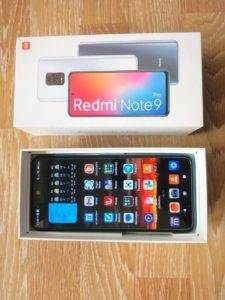Ein Redmi-Handy und dessen Verpackung