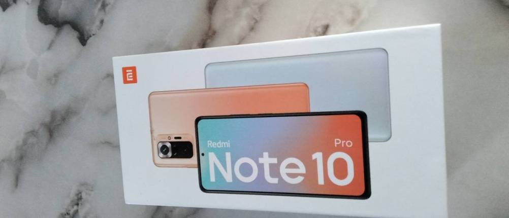 Die weiße Verpackung eines Redmi-Handy