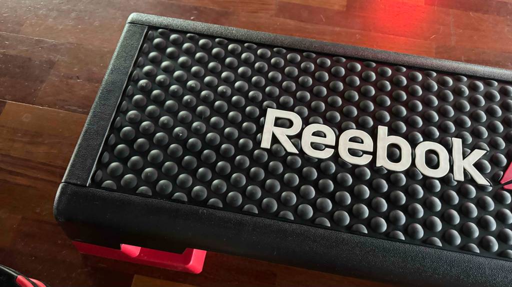 Nahaufnahme der Profilbeschichtung von einem schwarzen getesteten Steppbrett der Marke Reebok.