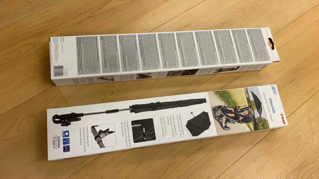 Zwei Exemplare des getesteten Sonnenschirms für den Kinderwagen liegen nebeneinander. 