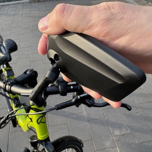 Eine Hand dreht einen Spiegel des Reezer RS1 nach außen.