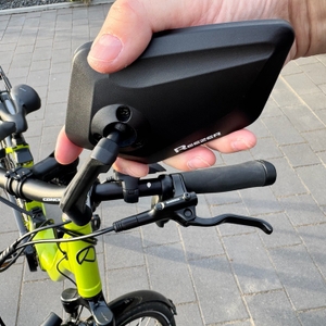 Eine Hand dreht einen Spiegel des Reezer RS1 nach innen.