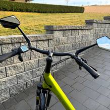 Die Reezer RS1 von vorne an einem Fahrradlenker montiert