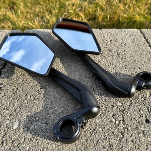 Die Reezer RS1 liegen nebeneinander auf einem Stein