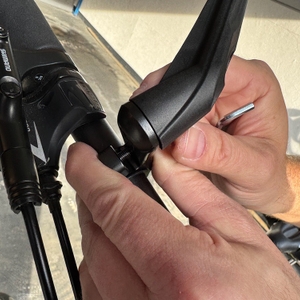 Eine Hand hält den Reezer RS1 auf die Halterung.