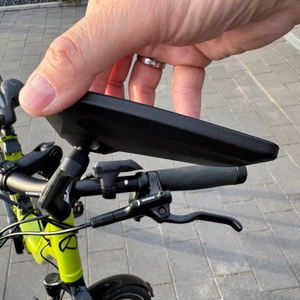 Eine Hand dreht einen Spiegel des Reezer RS1 nach oben.