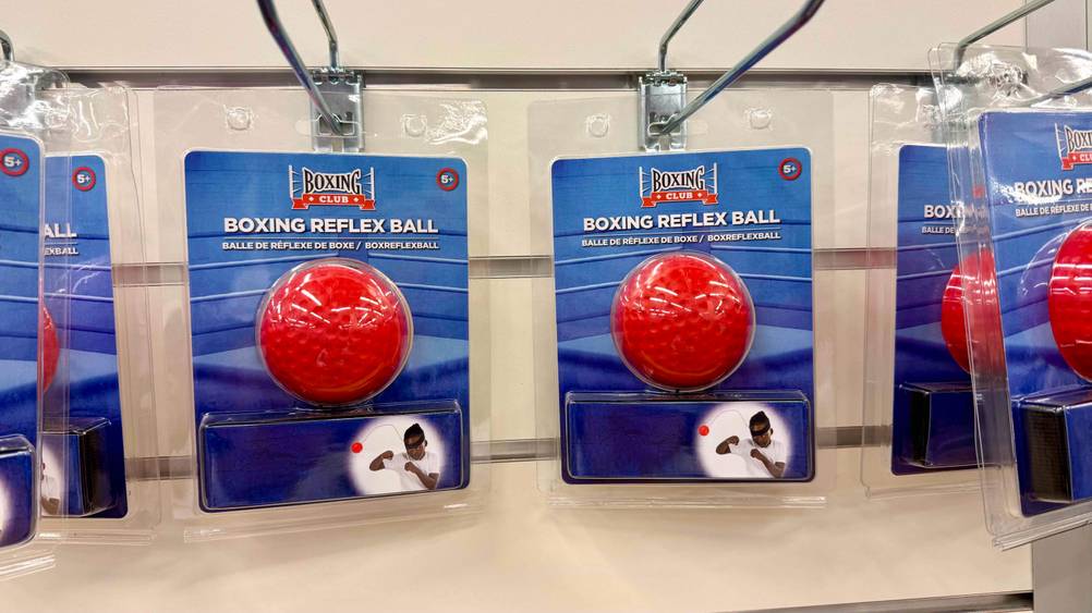 Reflexball Boxen im Test: Mehrere Bälle in ihrer Originalverpackung hängen in einem Regal.
