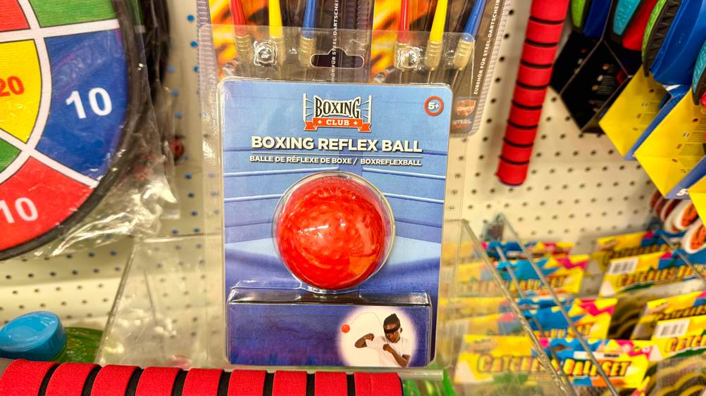 In einem Verkaufsregal steht ein Reflexball Boxen im Test in seiner Originalverpackung.