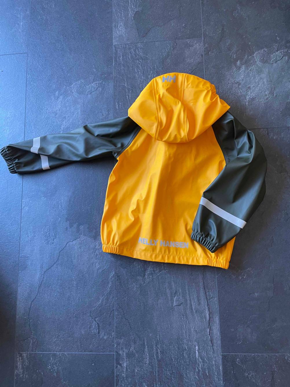 Regenanzug getestet: Die Jacke mit der Rückseite nach oben auf einer dunklen Fläche.