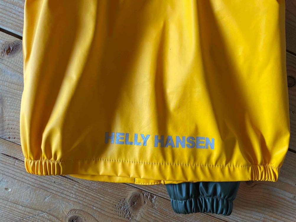 Nahaufnahme des Logos am Rücken der Jacke eines getesteten Regenanzuges.