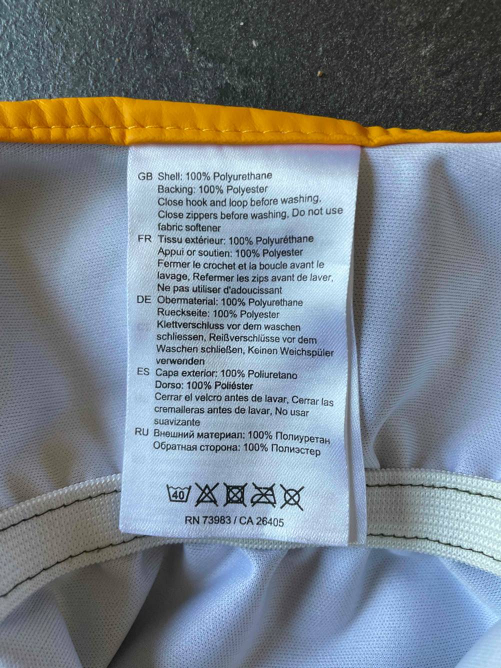 Materialhinweise zu einem getesteten Regenanzug.