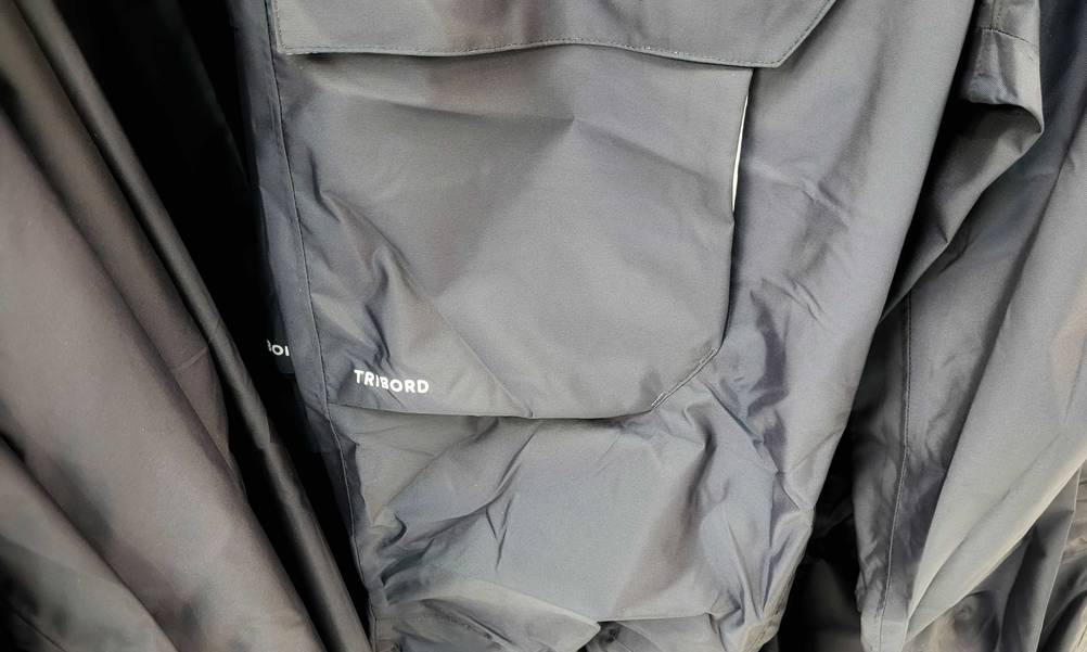 Integrierte Taschen von einer getesteten Regenhose für Damen.