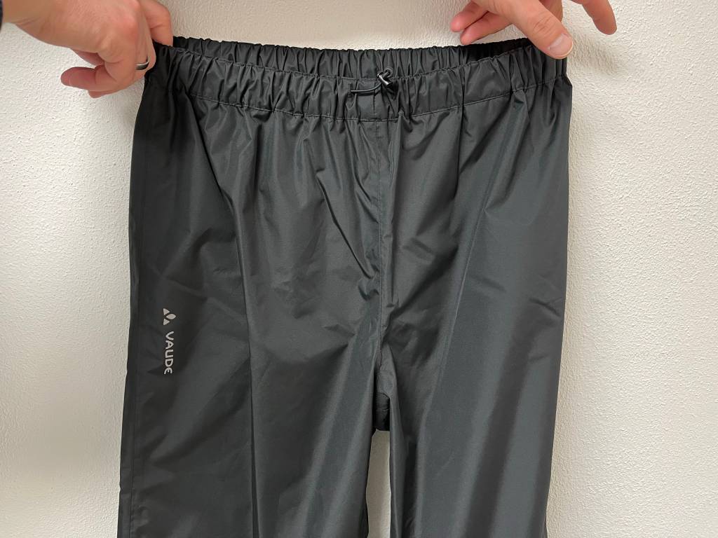 Regenhosen dienen ideal als Schutzkleidung über der Alltagskleidung.