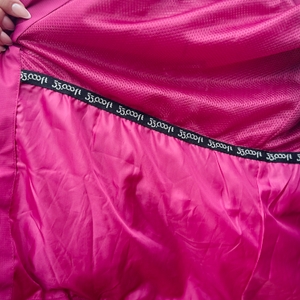 Der Innenstoff der pinkfarbenen 33,000 ft Damen-Regenjacke mit Logo.