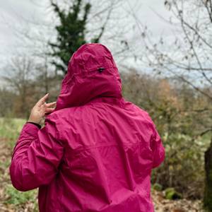 Die pinkfarbene 33,000 ft Vaude Damen-Regenjacke von hinten mit aufgesetzter Kapuze.