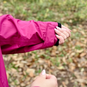 Der Ärmel der pinkfarbenen 33,000 ft Damen-Regenjacke mit einem Klettverschluss um ihn enger oder weiter zu stellen.