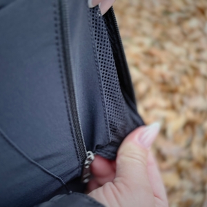 Der Innenstoff der schwarzen Helly Hansen Damen-Regenjacke.