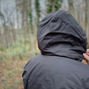 Die schwarze Helly Hansen Aden Damen-Regenjacke von hinten mit aufgesetzter Kapuze.