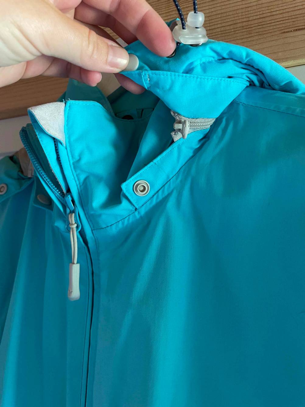 Kapuzenteil einer Regenjacke für Damen.