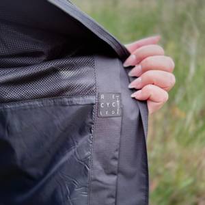 Die Innenseite der schwarzen Vaude Damen-Regenjacke mit einem Hinweis, dass der Innenstoff recycelt ist.