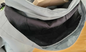 Herren-Regenjacke im Test: Nahaufnahme der Kapuze einer Killtec-Herren-Regenjacke von oben.