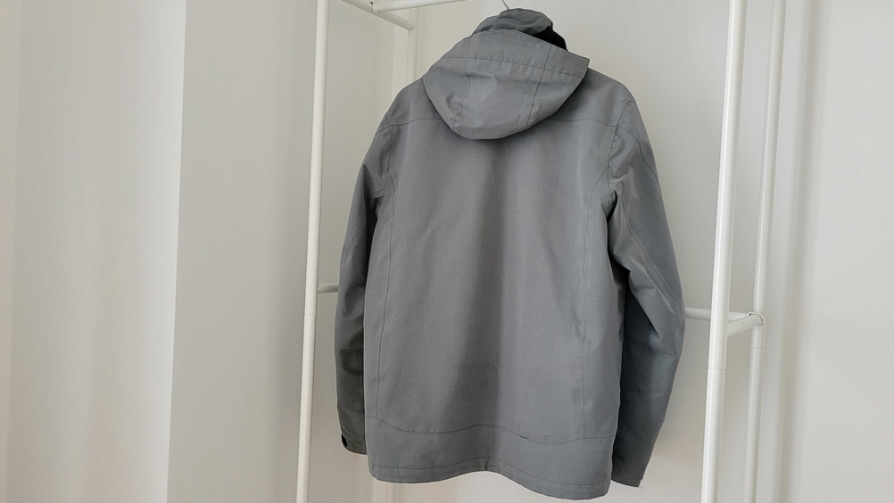 Regenjacke für Herren getestet: Eine Jacke mit der Rückseite nach vorne in einem Regal hängend.