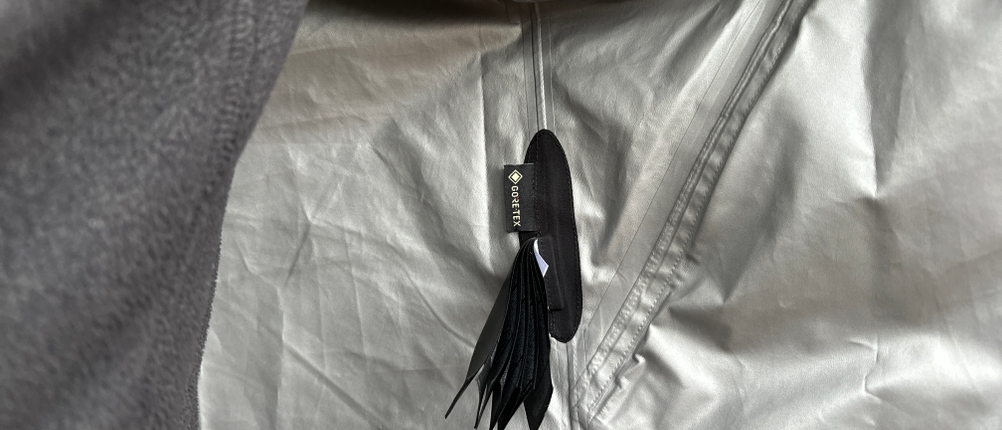 Die Innenseite der Marmot Minimalist Regenjacke zeigt das silberne GORE-TEX-Material. Das atmungsaktive Futter sorgt für ein angenehmes Tragegefühl.