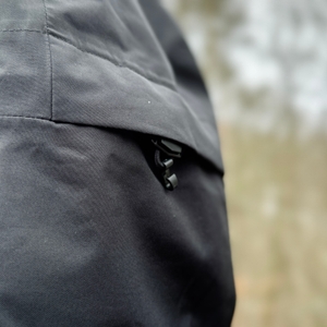 Detailaufnahme der Kapuzenverstellung der Marmot Minimalist Regenjacke. Der elastische Gummizug mit Stopper sorgt für eine individuelle Anpassung.